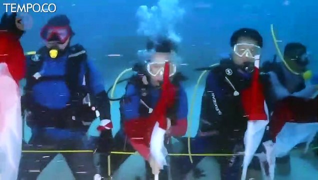 106 Penyelam Papua Kibarkan Bendera Bawah Laut