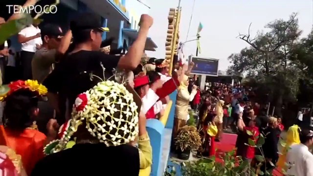 Warga Pesisir Peringati Hari Sumpah Pemuda di Atas Perahu