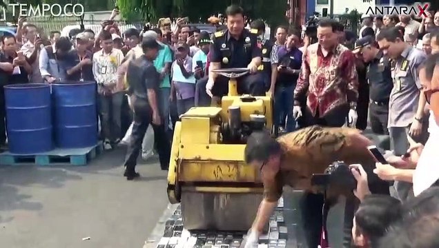 Ribuan Ponsel Ilegal Direndam Air Garam lalu Dilindas Alat Berat