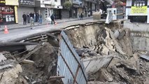 İstanbul’da inşaat duvarı çöktü; yol kapandı