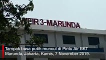 Genangan Busa Putih Juga Muncul di Pintu Air BKT Marunda