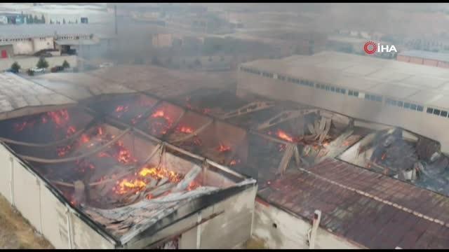 Tekstil deposunda çıkan yangını söndürme çalışmaları 12 saattir devam ediyor