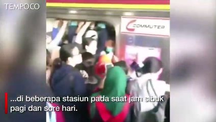 Viral Petugas Dorong Penumpang KRL, Jadwal Baru Dikeluhkan