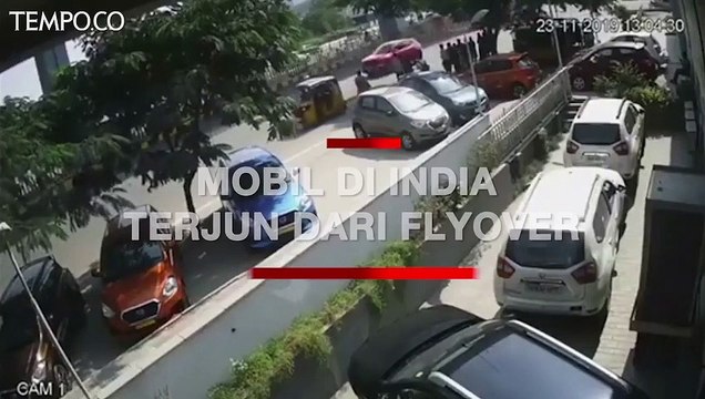 Detik detik Mobil di India Terjun Bebas dari Flyover