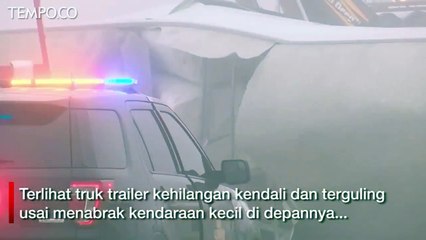 Detik-detik Truk Terguling Nyaris Tabrak Petugas Akibat Kabut