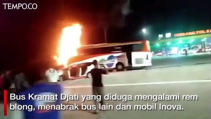 Bus Kramat Djati Terbakar Usai Tabrak Kendaraan di Depannya