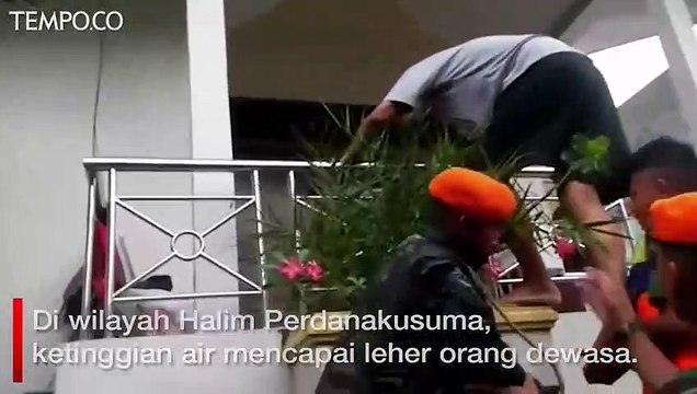 Aksi Paskhas TNI AU Evakuasi Warga yang Terjebak Banjir