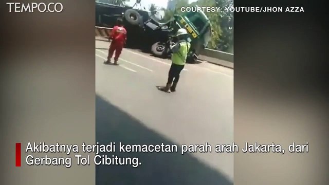 Truk Terguling di Tol Bekasi, Lalu Lintas Macet Parah