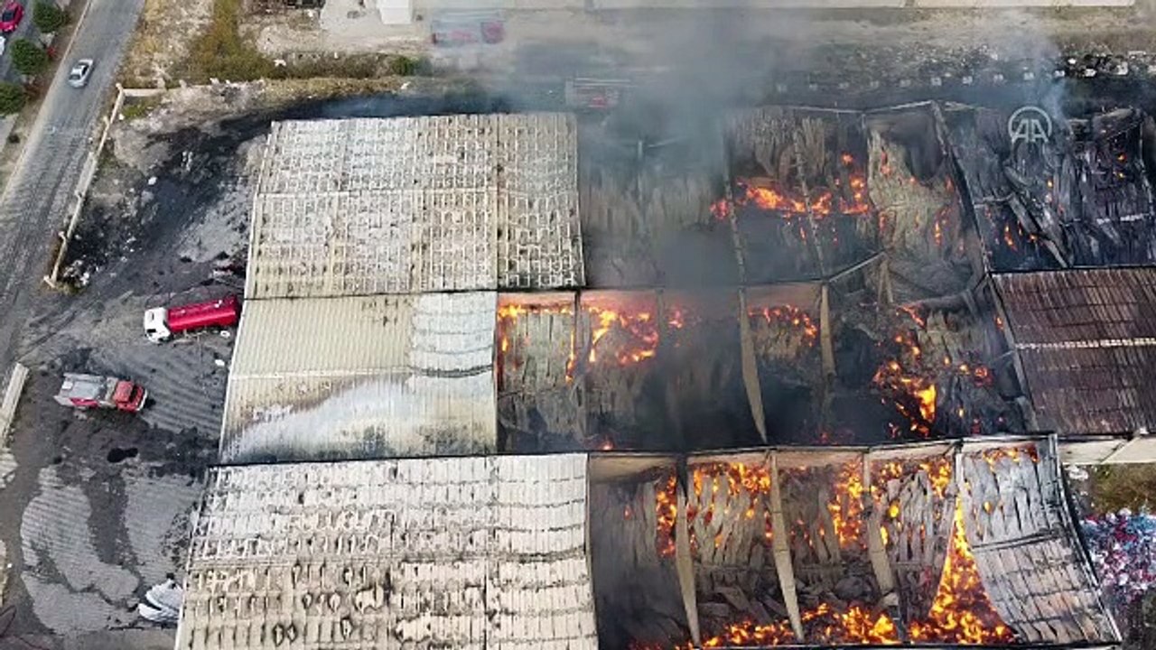 Uşak'ta tekstil deposunda yangın