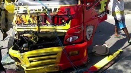 Selfie di Pinggir Jalan, Satu Keluarga Tewas Tertabrak Truk