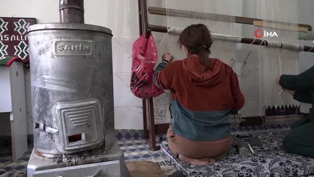 10 yaşındaki minik Ecrin ilmek ilmek kilim dokuyor