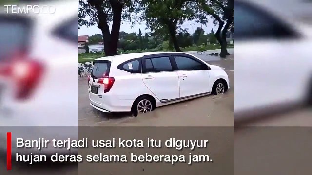 Hujan Deras Sebabkan Beberapa Wilayah Surabaya Kebanjiran