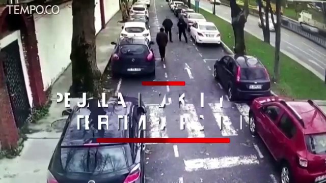 Detik-detik Pejalan Kaki Nyaris Tertimpa Pohon Terekam CCTV