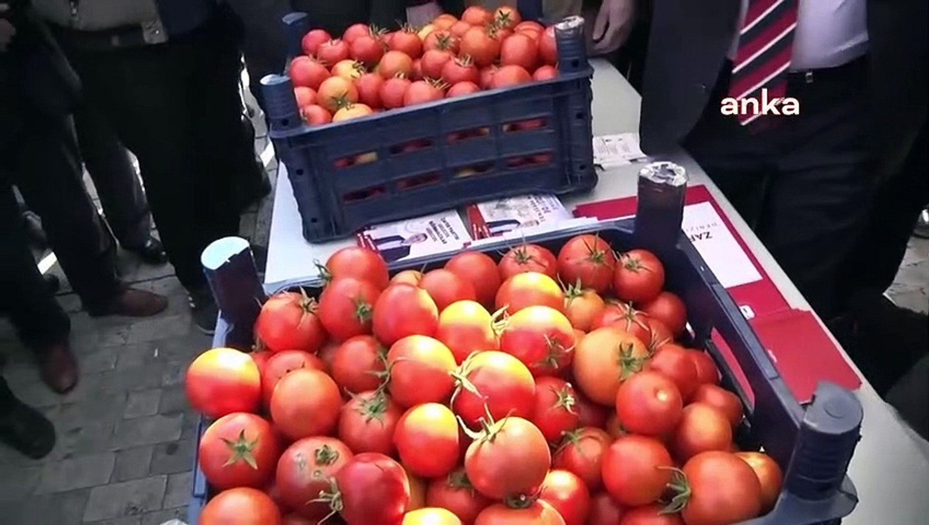 1 TL'ye domates satan Özdağ, polis kamerasını görünce: Ooo Süleyman da  burada - Dailymotion Video