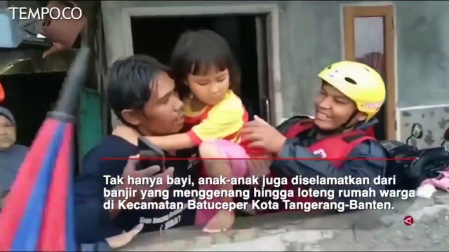 Dramatis PMI Evakuasi Korban Banjir Anak dan Balita dari Loteng