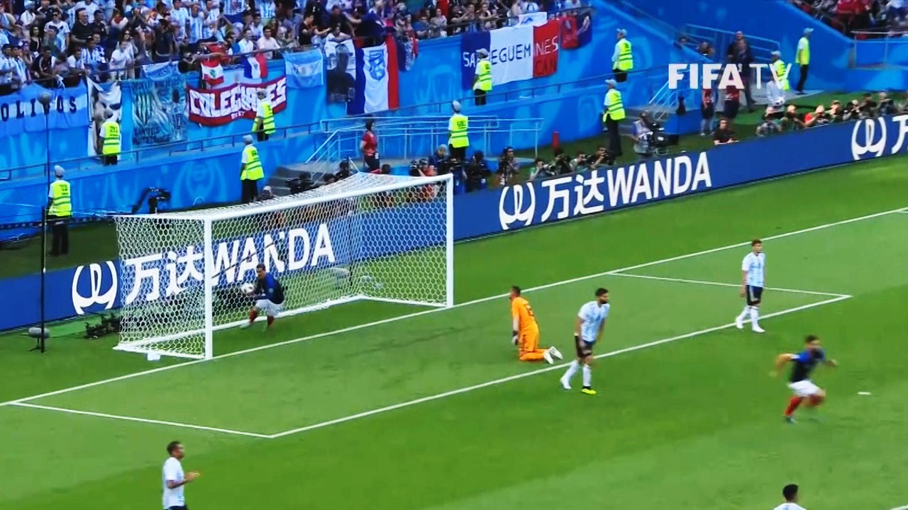 لحظات لا تنسى.. احتفالات نجوم كرة القدم بعد تسجيل الأهداف