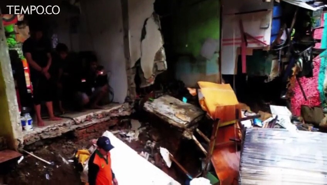 Tiga Ruko di Pulo Gadung Ambles Akibat Longsor