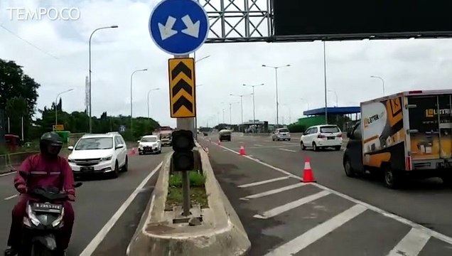 Banjir di Cakung Akibat Hujan Deras, Pemotor Terpaksa Lewat Tol