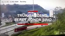 CCTV: Truk Gandeng Seret Honda Brio 150 Meter di Tol Bawen