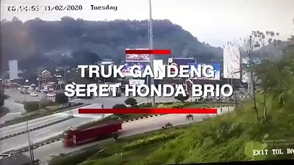 CCTV: Truk Gandeng Seret Honda Brio 150 Meter di Tol Bawen