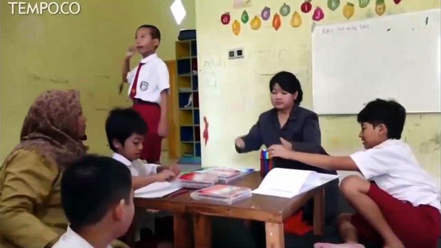 Kisah Inspiratif Guru Difabel Mengajar Anak-anak Autis