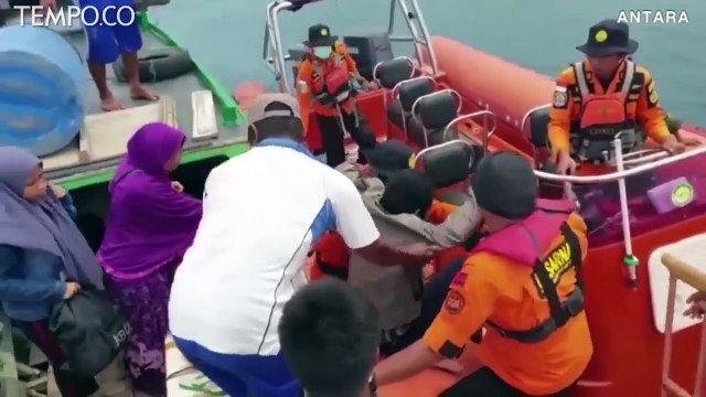 Basarnas Evakuasi 23 Penumpang KM Wiawia di Perairan Konawe