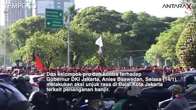 Kelompok Pro dan Kontra Anies Baswedan Berunjuk Rasa di Balai Kota