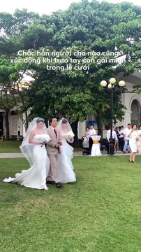 Tan chảy khoảnh khắc người cha dắt tay 2 cô con gái bước vào lễ đường