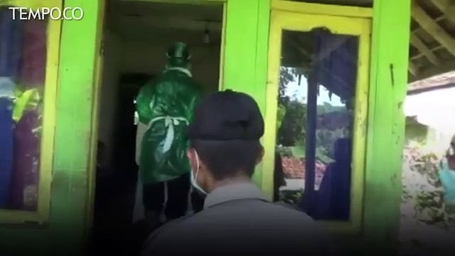 Berjibaku dengan Corona, Tambal APD sampai Diancam Nyawa