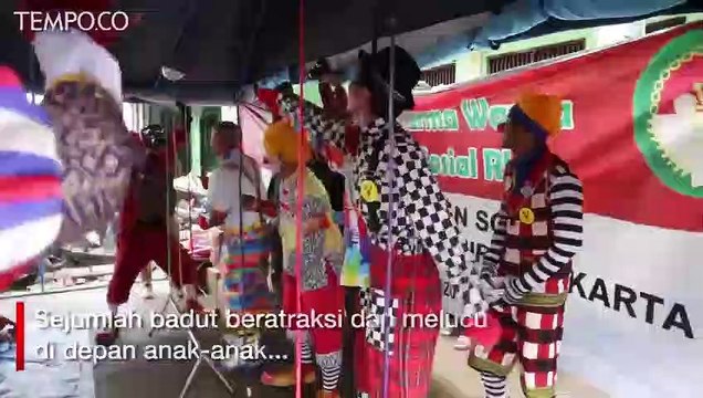 Aksi Para Badut Hibur Anak-anak Korban Banjir