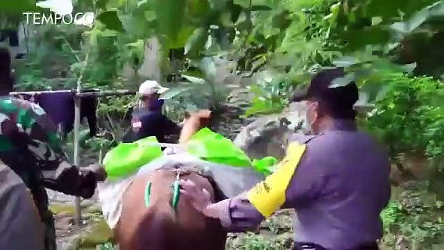 Tak Hanya dengan Mobil, Polisi Salurkan Sembako Pakai Kuda