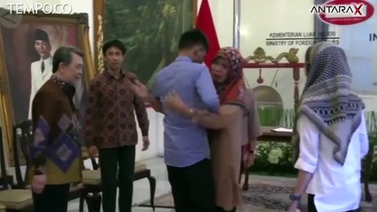 Menlu Serahkan WNI Sandera Abu Sayyaf ke Keluarga
