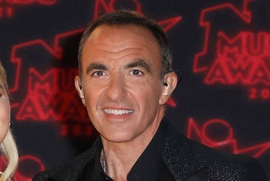 Nikos Aliagas, blessé, victime d’une chute de près 2 mètres : « L’inquiétude est grande, on ne sait pas s’il pourra être le Nikos que l’on connaît ou s’il devra limiter ses mouvements »