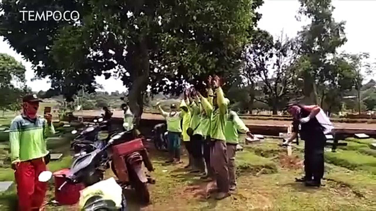 Petugas TPU Pondok Rangon Disemprot Disinfektan Usai Memakamkan Korban Virus Corona