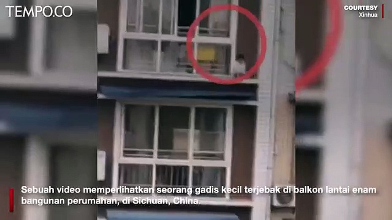 Detik-detik Pria Selamatkan Gadis yang Terjebak di Balkon Lantai 6