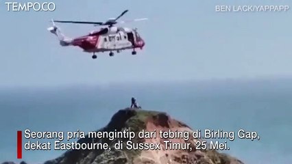 Pria Bertaruh Nyawa demi Foto Selfie di Tebing, Dievakuasi Helikopter