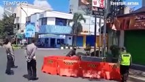 Video Viral, Pria Ini Marah-marah Bongkar Pembatas Jalan