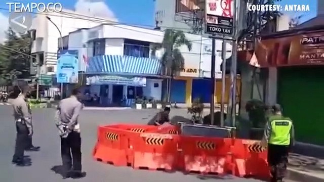 Video Viral, Pria Ini Marah-marah Bongkar Pembatas Jalan
