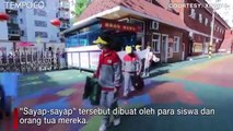 Kembali Bersekolah, Siswa SD di Cina Kenakan Sayap untuk Jaga Jarak