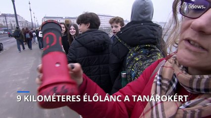 9 kilométeres élőlánccal álltak ki a diákok tanáraikért