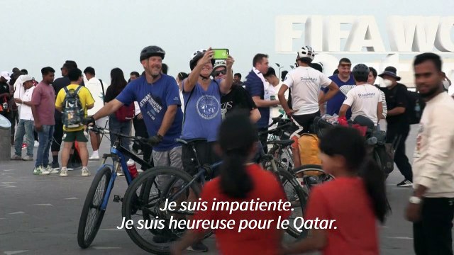 A Doha, les fans de foot se pressent devant l'horloge du compte à rebours