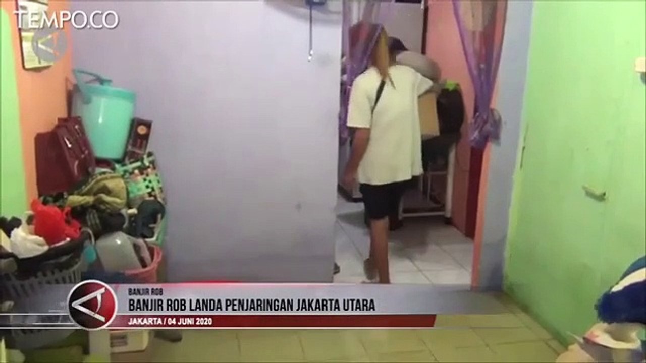 Banjir Rob Rendam Pelabuhan dan Rumah di Muara Angke