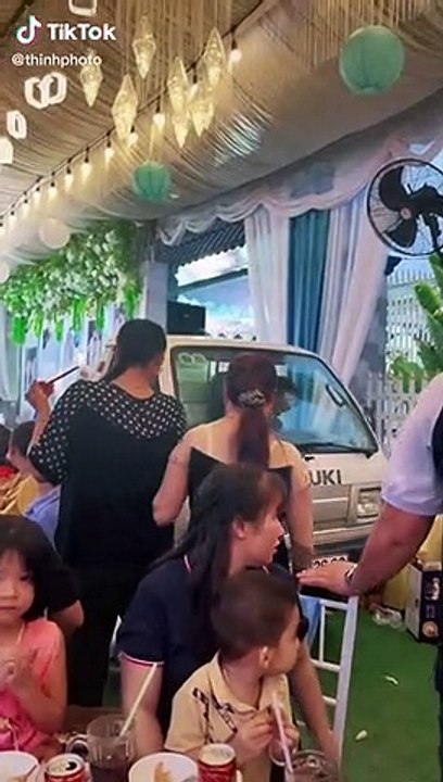 Tranh cãi đám cưới dựng rạp chắn hết đường, tài xế xe tải đi thẳng luôn vào hội trường