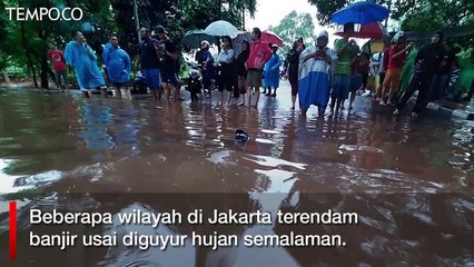 Tingkah Lucu Warga Jakarta saat Banjir Melanda