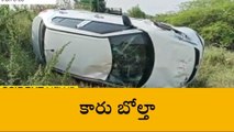 తుంగతుర్తి: పొలాల్లోకి దూసుకెళ్లిన కారు.. ఇద్దరికి గాయాలు