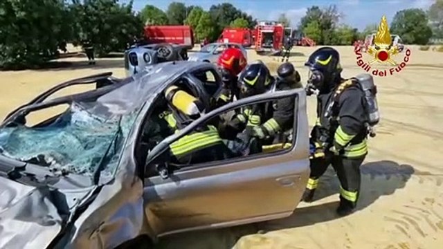 Latina - Incidente stradale , addestramento dei Vigili del Fuoco (18.11.22)