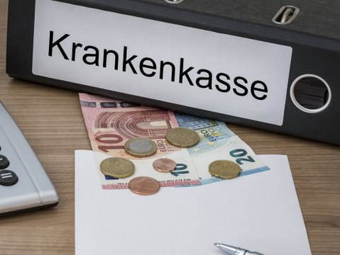 So kannst du bei der Wahl der Krankenkasse Geld sparen!