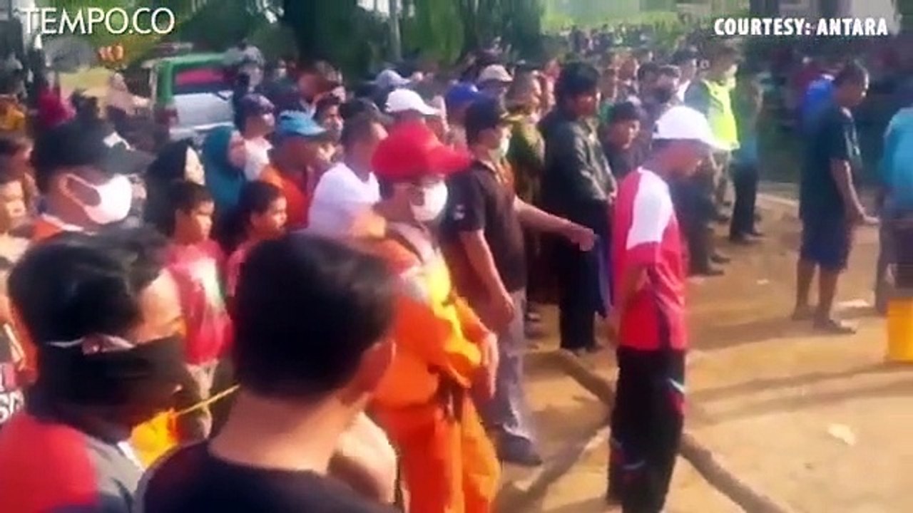 Jembatan Ambruk, Seorang Pengendara Motor Hanyut