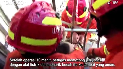 Detik-detik Penyelamatan Bocah yang Terjebak di Jendela Lantai 5