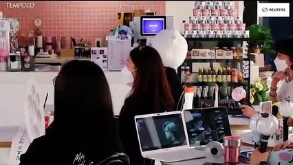 BTS Menggelar Konser Online, Penggemar Menonton di Caf√©
